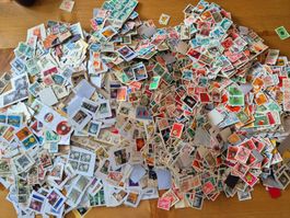 Briefmarken Ausschnitte auf Papier viel CH 2,3 kg gem Bilder