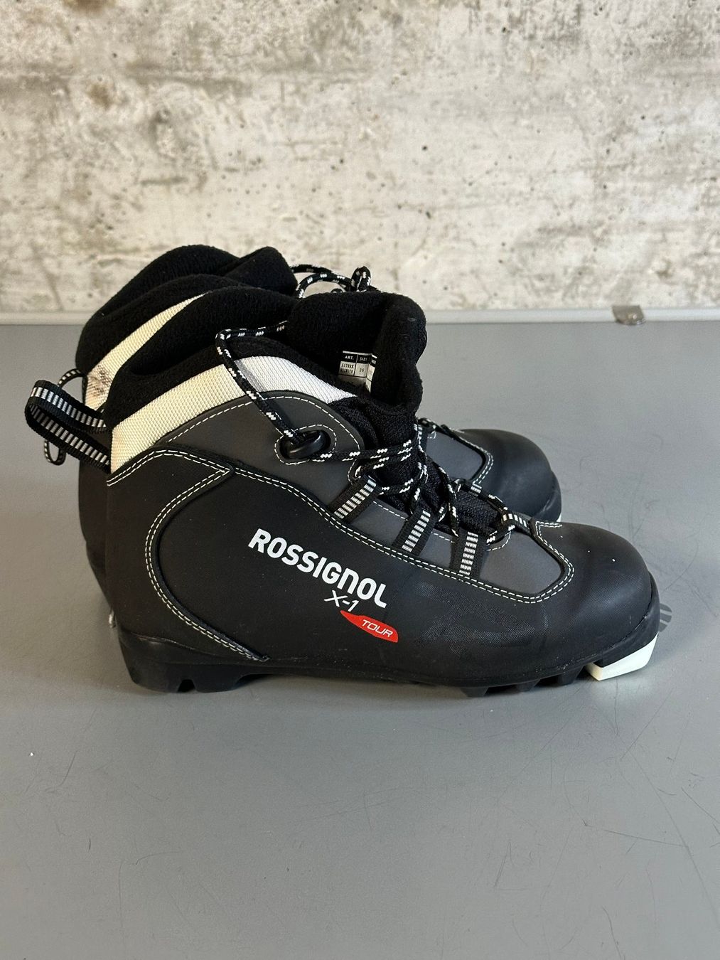 Rossignol Scarpe per ragazzi: Rossignol Klassisch Langlauf Schuhe Gr. 36 – Usato da Emmenbrücke venduto da karkarkar
