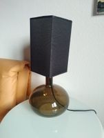 Elegante besondere Tischlampe mit mundgeblasenem Glasfuss