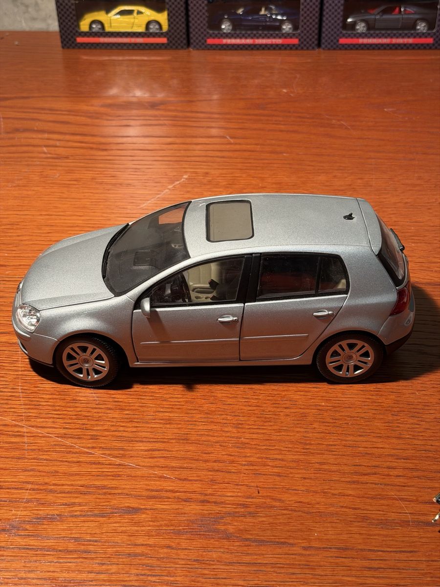 Bburago Modellautos: Volkswagen Golf V, 2004, Silver - Bburago Model Car – Gebraucht aus Lausanne von vas_cdb2 1