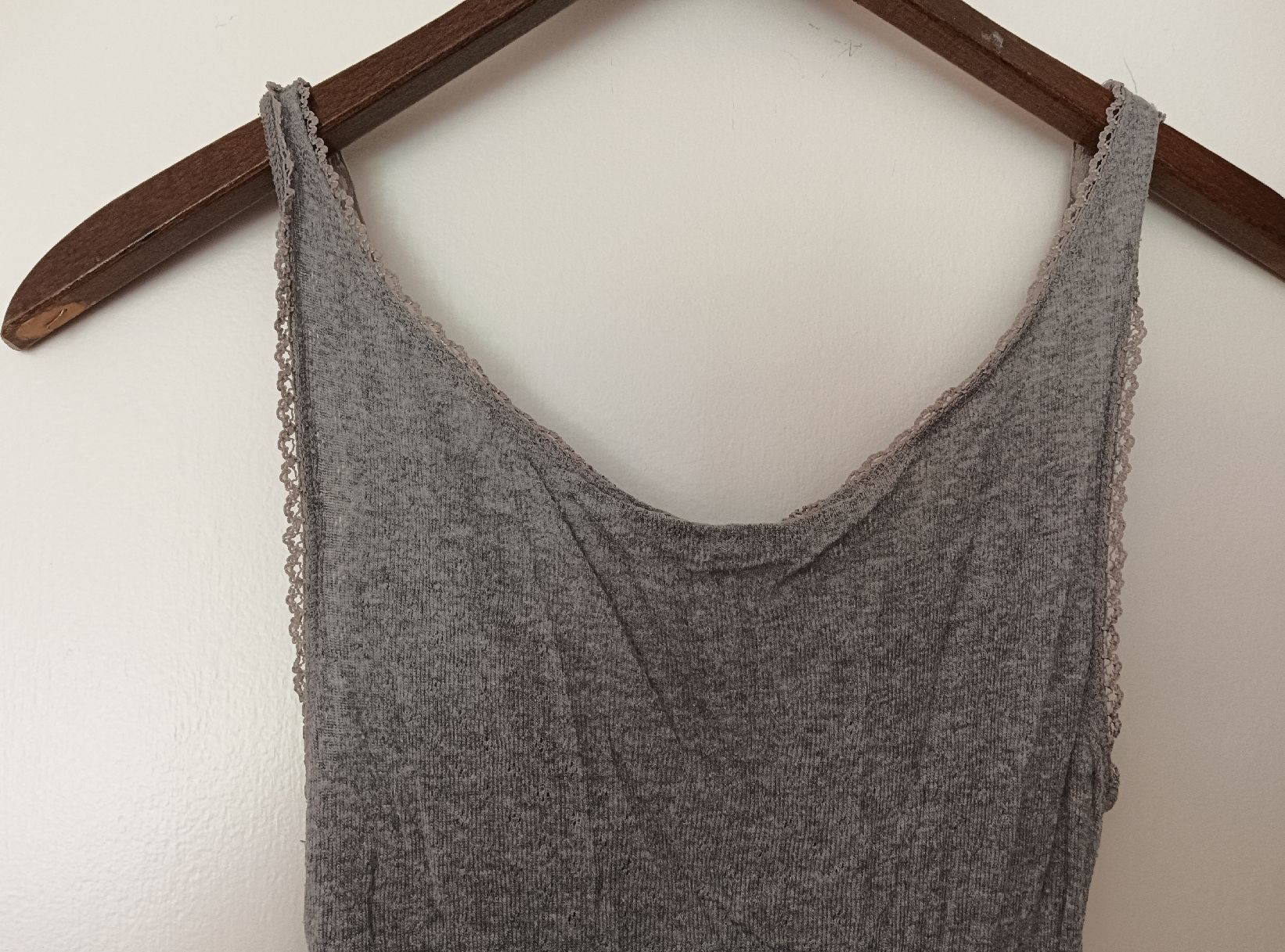 Tops: Graues Top mit Spitze, Grösse S - Shirt oder Unterhemd – Gebraucht aus Zürich von Asteraki 1