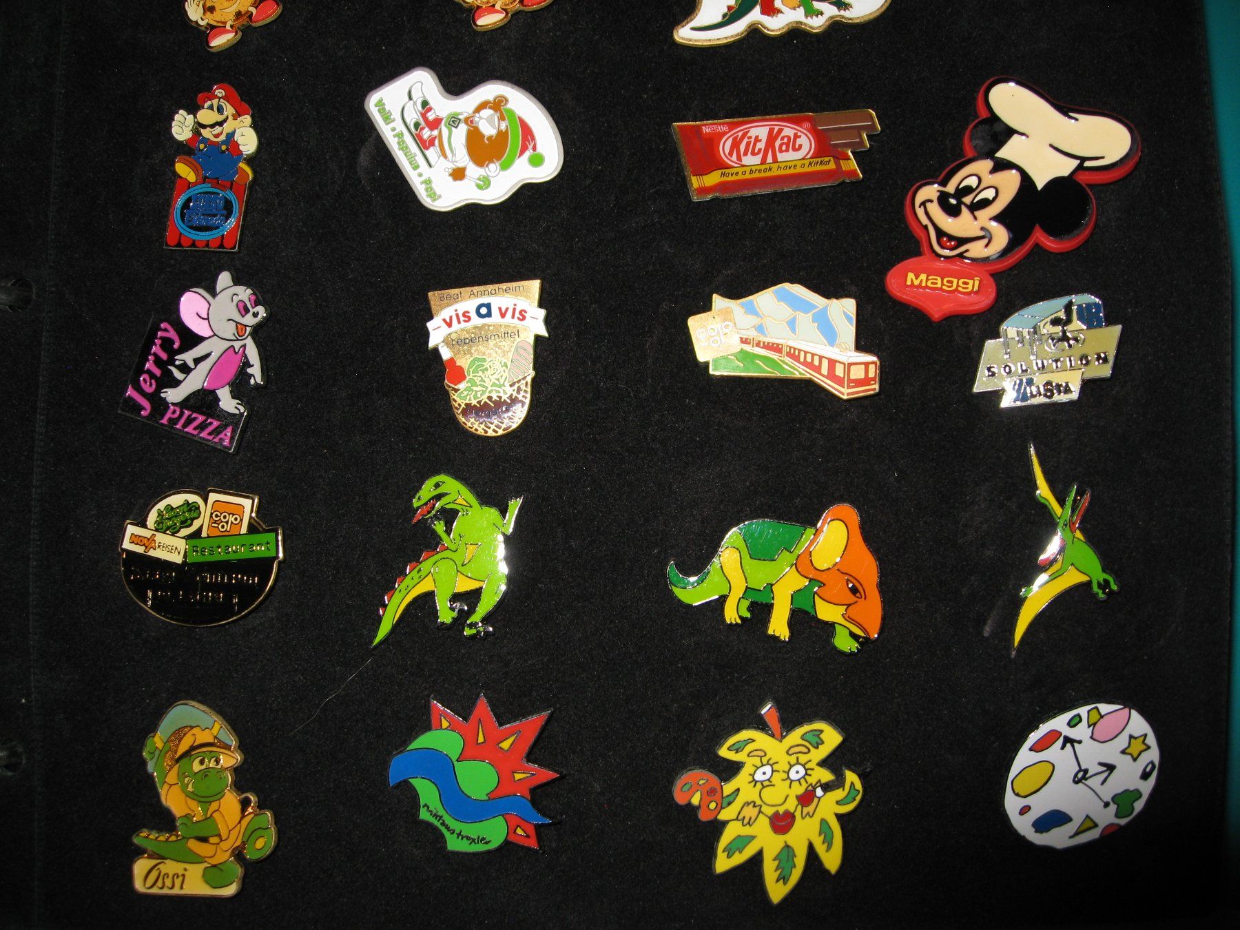 Placchette & Badge: Sammelordner mit 126 Pins – Usato da Burgdorf venduto da Crubi 8