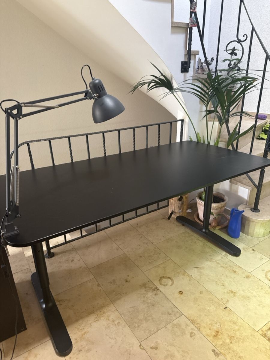 Ikea Scrivanie: Schreibtisch mit Lampe – Nuovo (secondo la descrizione) da Buchs AG venduto da JonDo