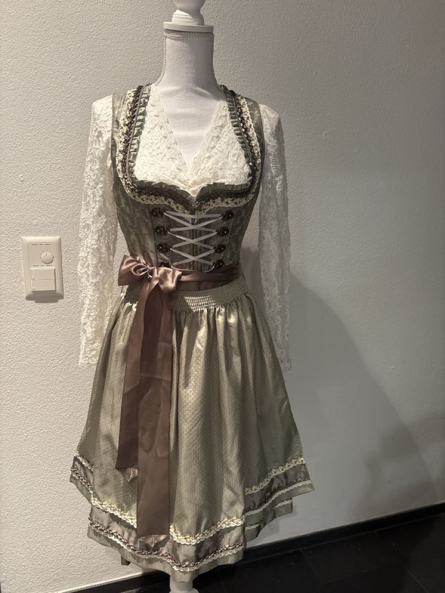 Krüger Vestiti: Schönes Dirndl mit spitzen Bluse Krüger – Usato da Wiesendangen venduto da Powersandra03