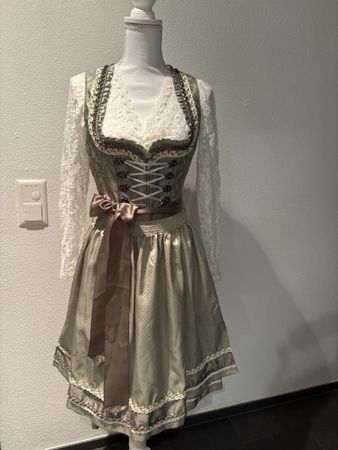 Schönes Dirndl mit spitzen Bluse Krüger