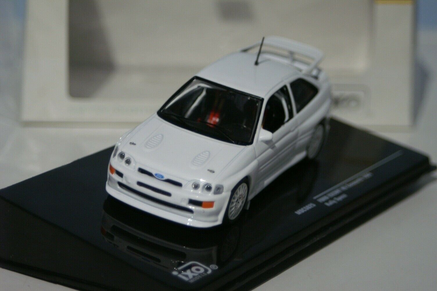 Ford Modellautos: Ford Escort RS Cosworth Plain Body Version 1994 weiss / – Neu und originalverpackt aus Gerlafingen von espero88 1
