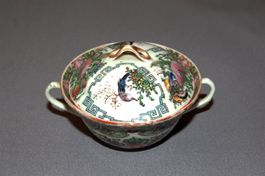 Antike Deckeltasse im Guangzou-Stil