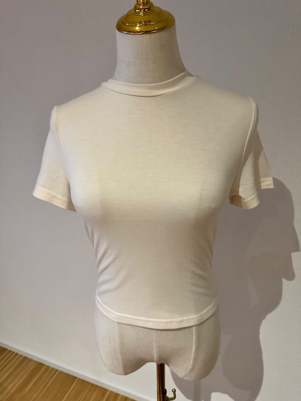 T-shirt: Ecru t-shirt – Nuovo (secondo la descrizione) da Neuchâtel venduto da agn_jc66