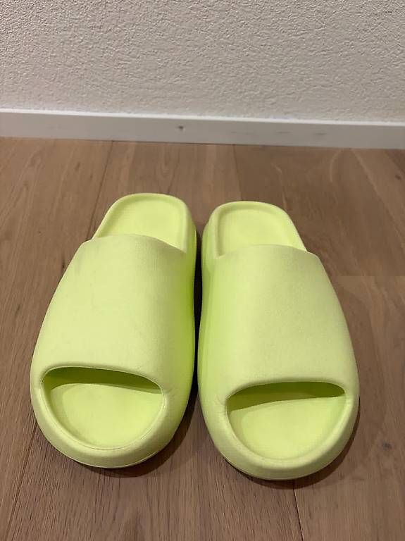 Scarpe da uomo: Yeezy Slides, size 8 & 11 – Usato da St. Gallen venduto da jjjjup 1