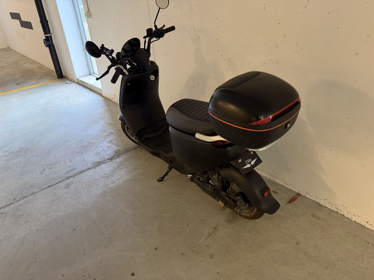 Scooters: E-Roller Zilla Loki mit Topcase – Gebraucht aus Wangen b. Dübendorf von donnaRe 2