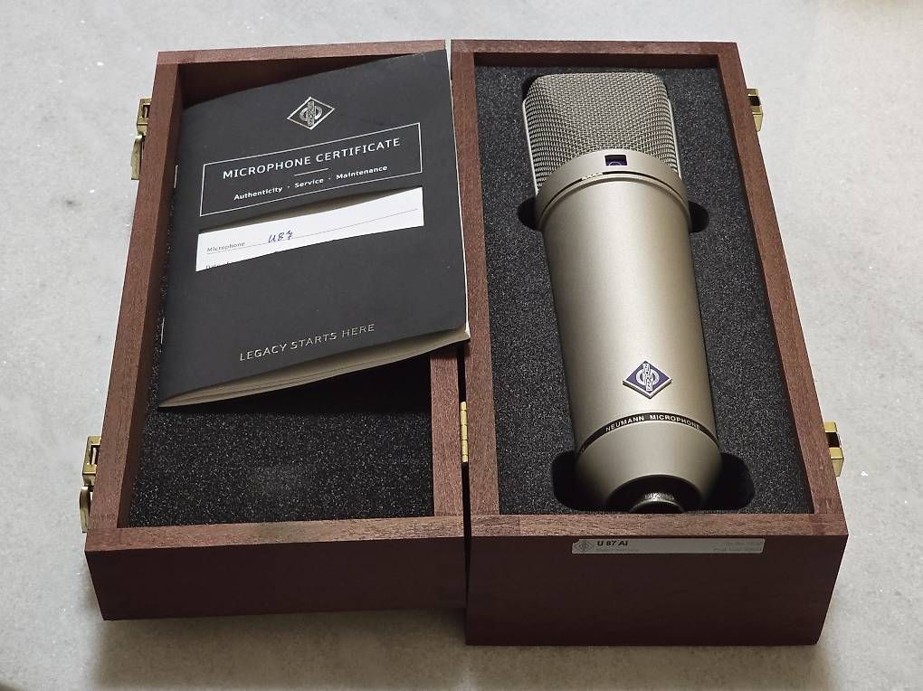 Neumann Microphones: Neumann U87AI Microphone  und Apollo X4 Interface – Neuf (Voir description) à Rickenbach LU par RenaultSportRS
