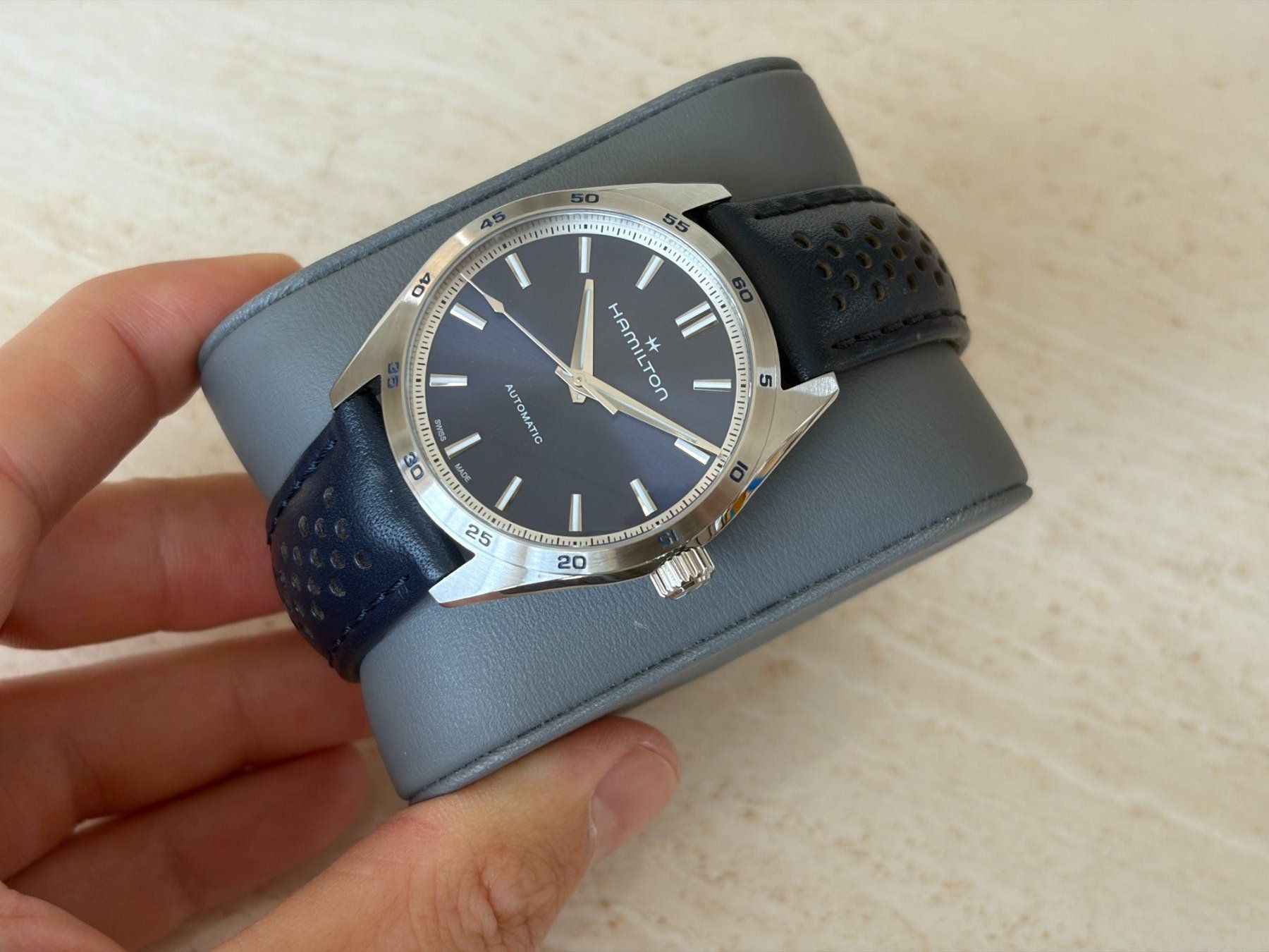 Hamilton Orologi: Hamilton Jazzmaster Performer Auto 38mm Blau H36215640 – Nuovo (secondo la descrizione) da Horgen venduto da magma94 4