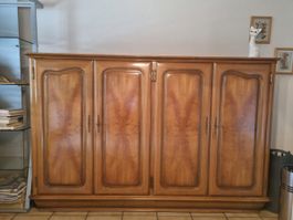 Geschirrschrank massiv aus Nussbaumholz 