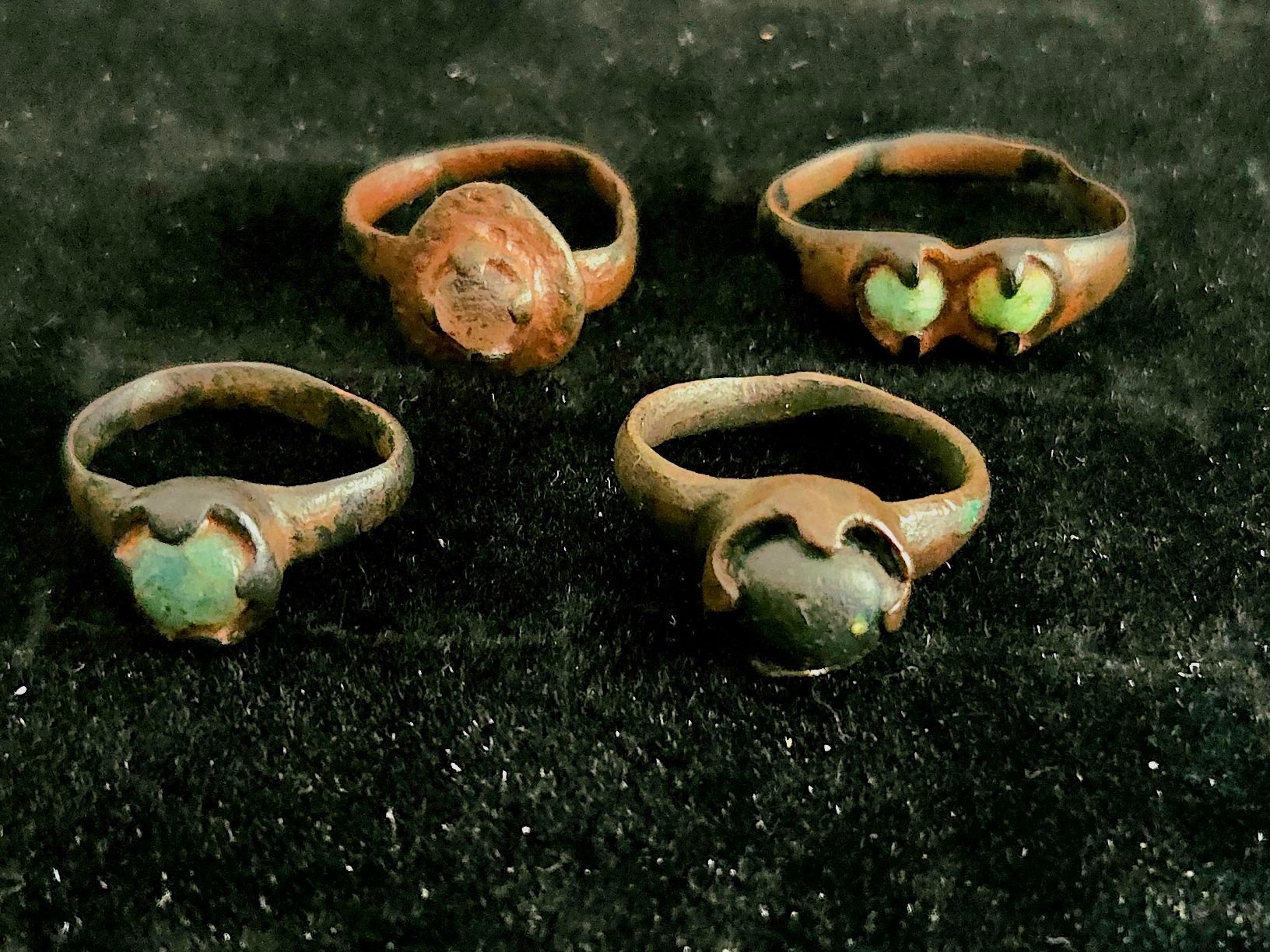 Anelli: 4 Antike, mittelalter Bronze Ringe mit Glassteinen – Usato da Zürich venduto da Zuerich_Seebach