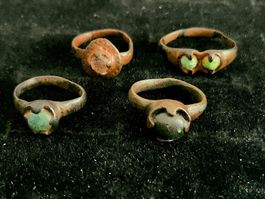 4 Antike, mittelalter Bronze Ringe mit Glassteinen