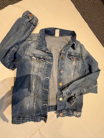 Coole Jeansjacke von H&M, Grösse 146, ideal für den Frühling