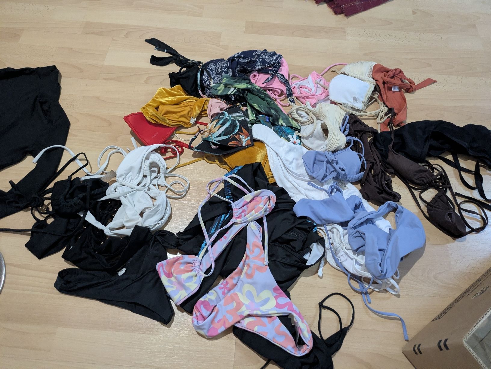 Maillots de bain & Bikinis: Lot de bikinis – D'occasion à Tramelan par cat_67zv 1