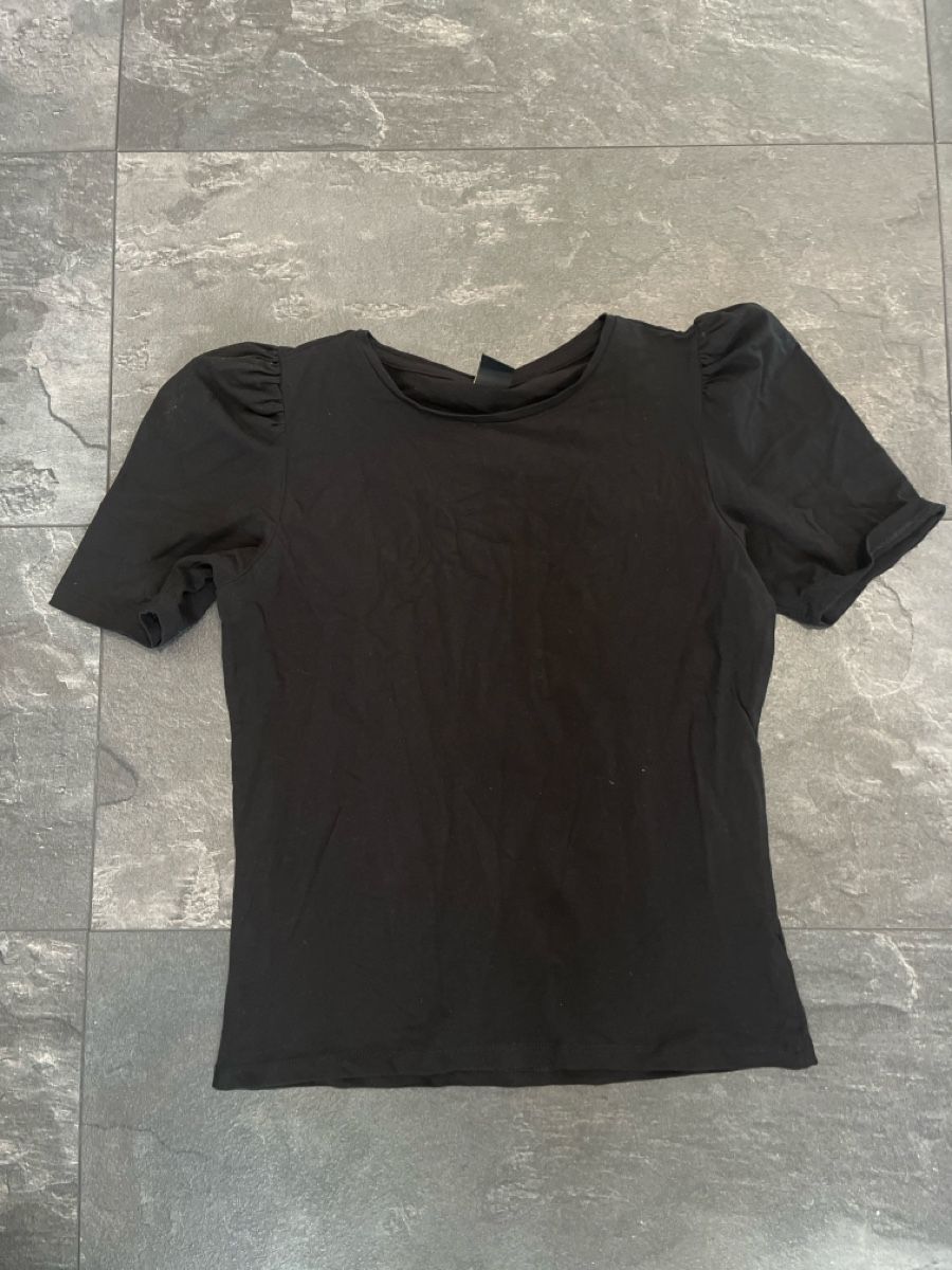 T-shirt: Schwarzes T-Shirt mit Puffärmeln – Usato da Dinhard venduto da Tatjjj