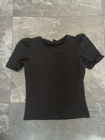 Schwarzes T-Shirt mit Puffärmeln