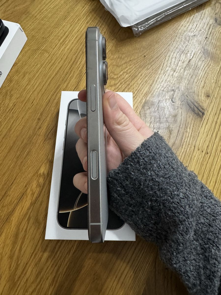 Apple Telefoni cellulari / Smartphones: iPhone 16 Pro Natural Titanium 128 GB mit Panzerglas – Usato da Winterthur venduto da Carbone76 1