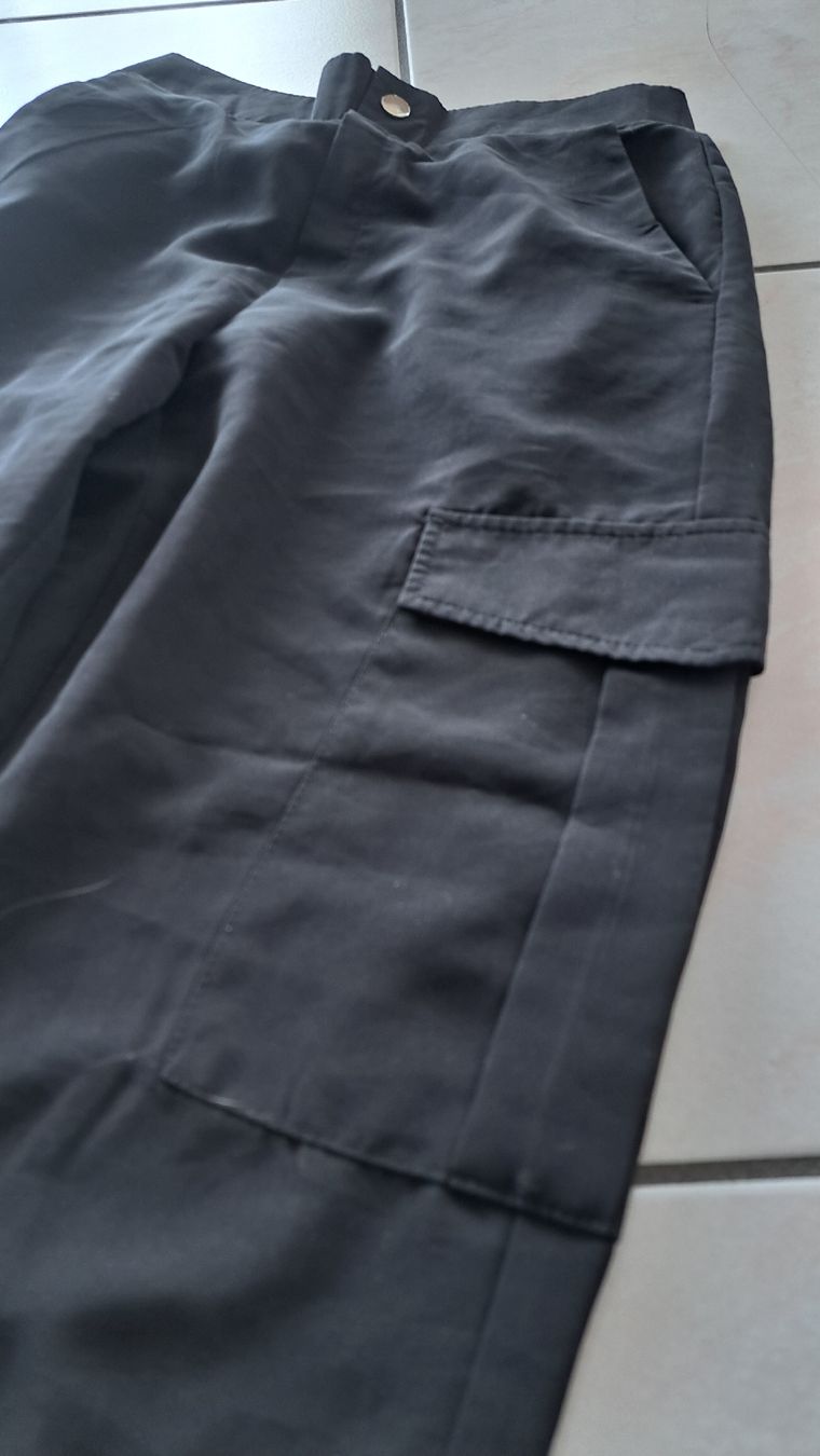 Pantaloni: Pantalon cargo noir élégant taille S – Nuovo (secondo la descrizione) da RIAZ venduto da Betty012 1