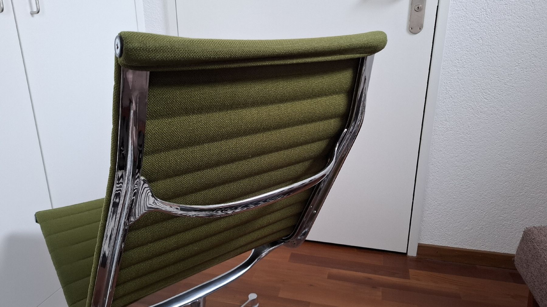 Eames Poltrone: Eames Chair EA 108 Olivgrün – Usato da Winterthur venduto da lodidodi 3