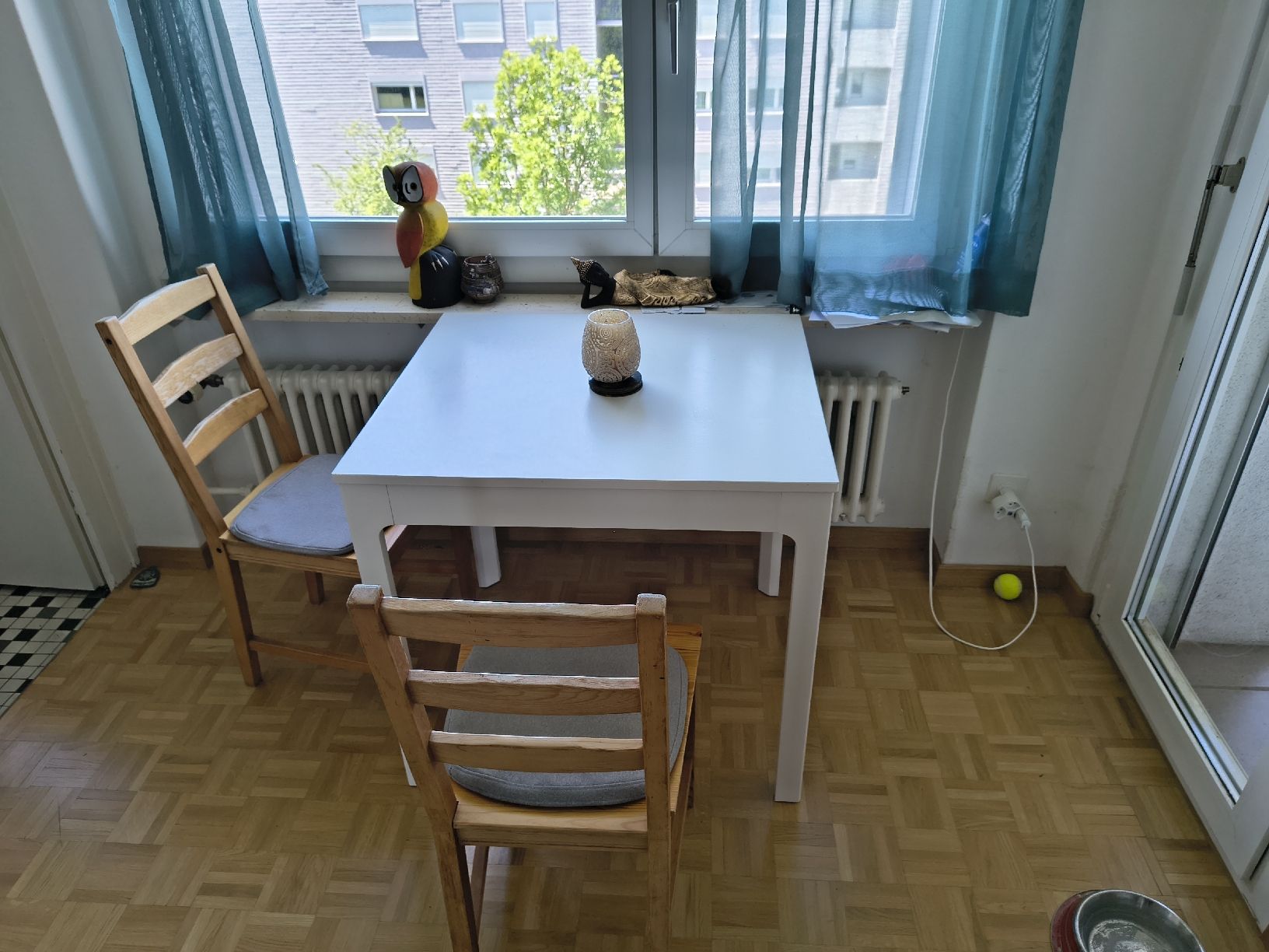 Set di tavolo e panche: Small white extendable dining table with 2 chairs expandable – Usato da Dübendorf venduto da jai_g72w