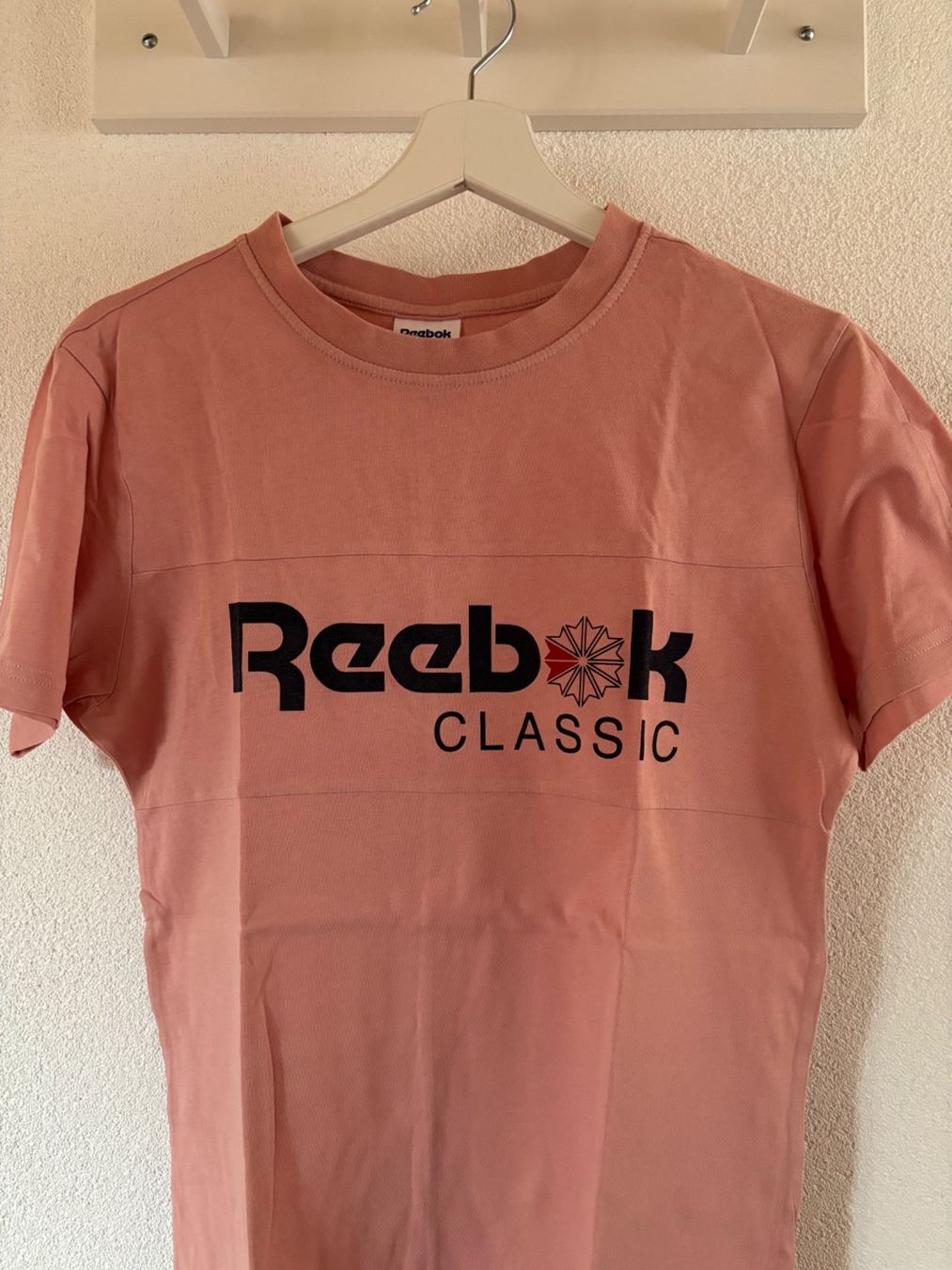 Reebok T-shirt: T-shirt rose "Reebok" – Usato da Grandvillard venduto da Elsa.Del