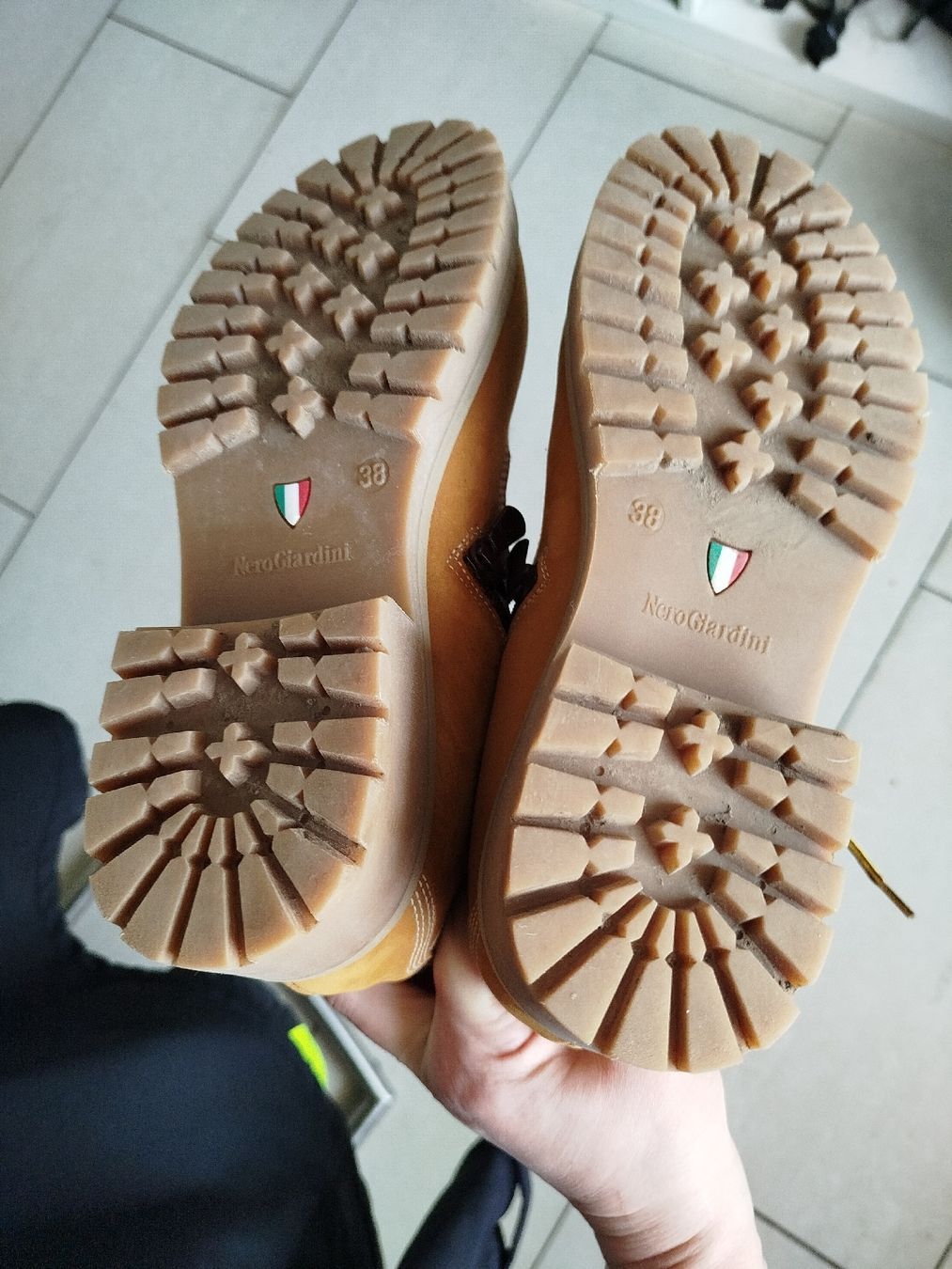Scarpe da uomo: Nero Giardini Winterschuh ockergelb mit Lammfell – Usato da Rupperswil venduto da Annet.Dann888 4