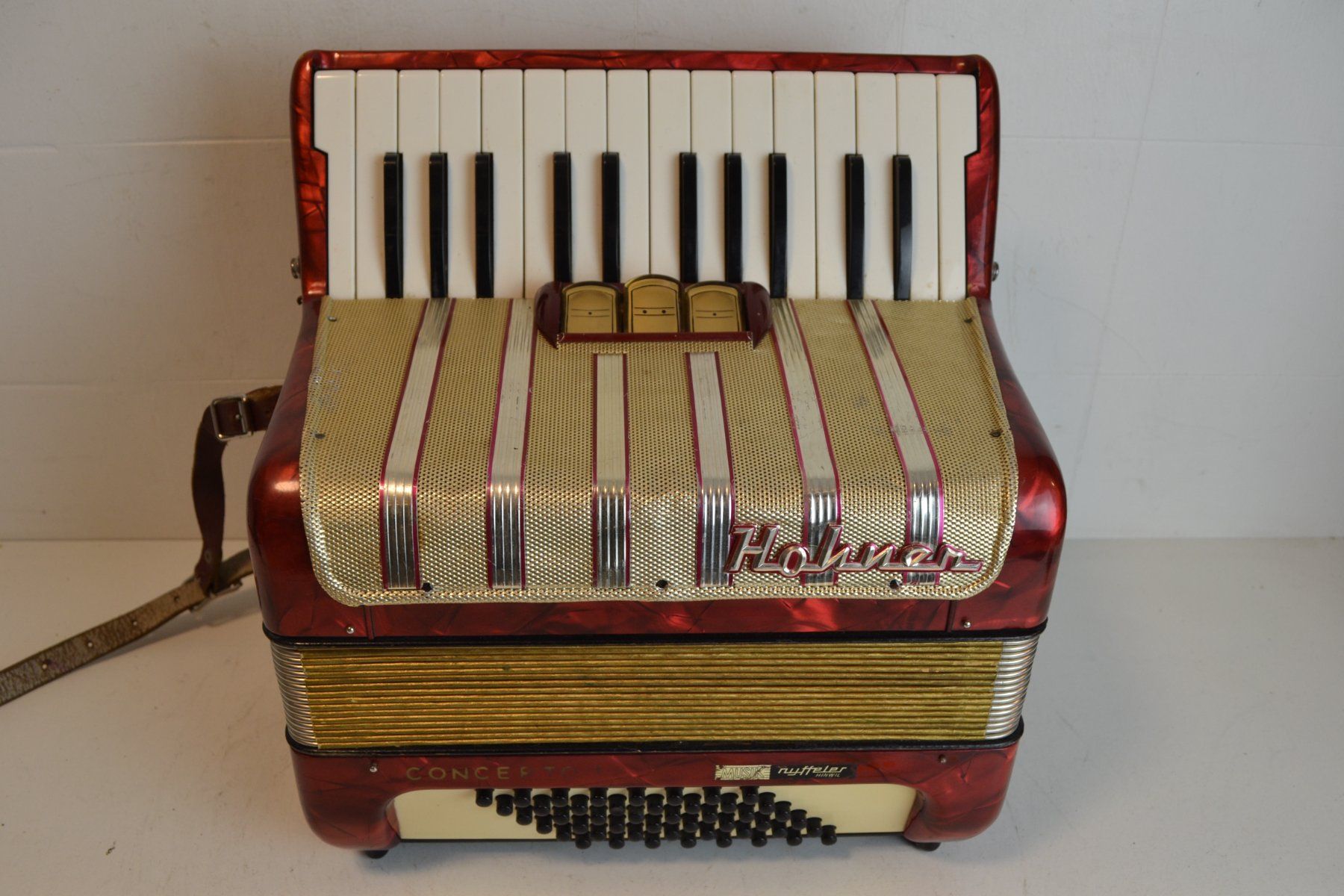 Hohner Musikinstrumente: Akkordeon chromatisch Hohner Concerto I – Gebraucht aus Zürich von Brockito