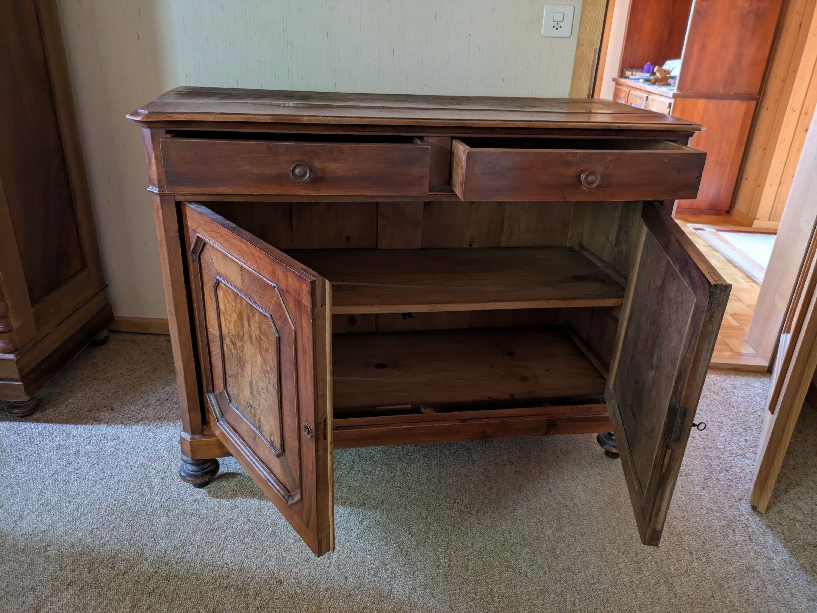 Kommoden: Antikes Buffet / Sideboard, Nussbaum, zu restaurieren – Gebraucht aus Gähwil von margritr62 1