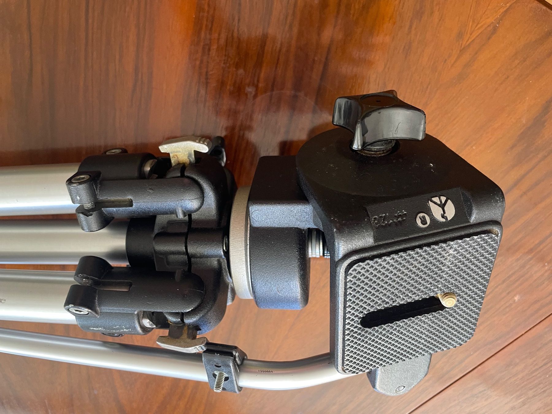 Manfrotto Treppiedi & Teste: Manfrotto 190 Video Stativ mit 128 Fluid Kopf – Usato da Zürich venduto da Arcana_Fail 4