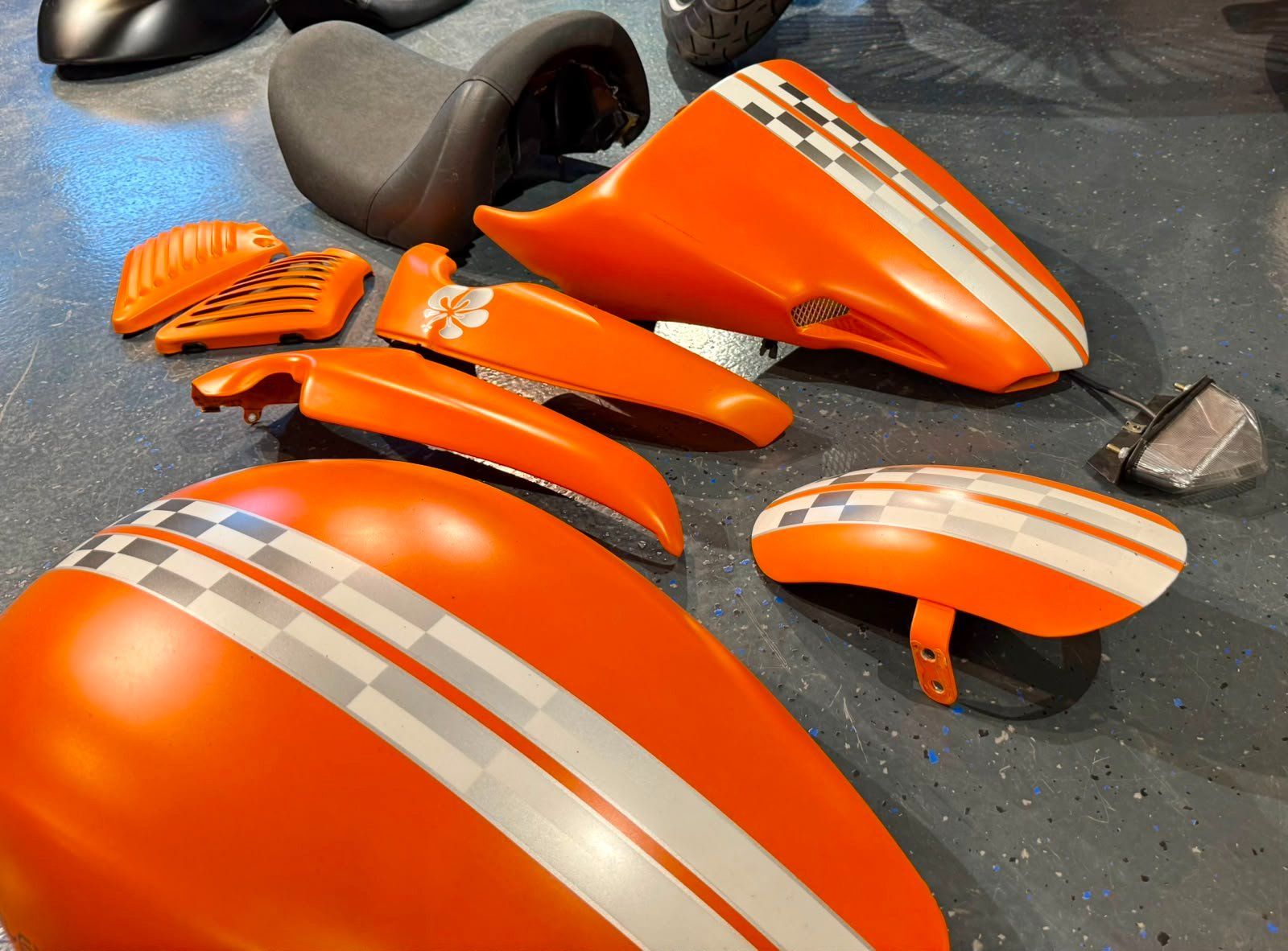 Harley-Davidson Tutti i ricambio per moto: Harley-Davidson V-Rod Custom Umbau-Kit / Bodykit – Usato da Wetzikon ZH venduto da SLCMotorbike 2
