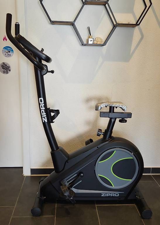 Hometrainer: Neuwertiges Zipro Flame Jg. 2023 – Usato da Rudolfstetten venduto da cjcsp