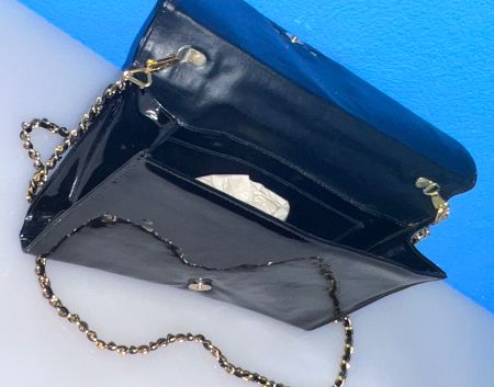 Schwarze 🐈‍⬛ LACK Umhänge Tasche innen Echt Leder… wie NEU