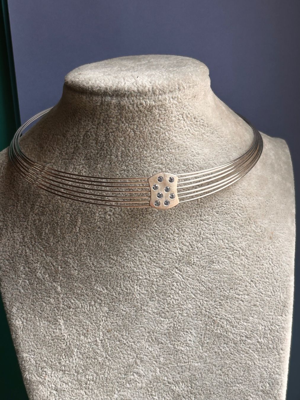 Catenine: Eleganter Silber Halsreif Collier mit Strass hellblau – Usato da Dittingen venduto da Bellevista