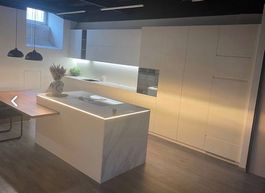 Ausstellungsküche inkl. Geräte, Neolith Steinplatten, LED