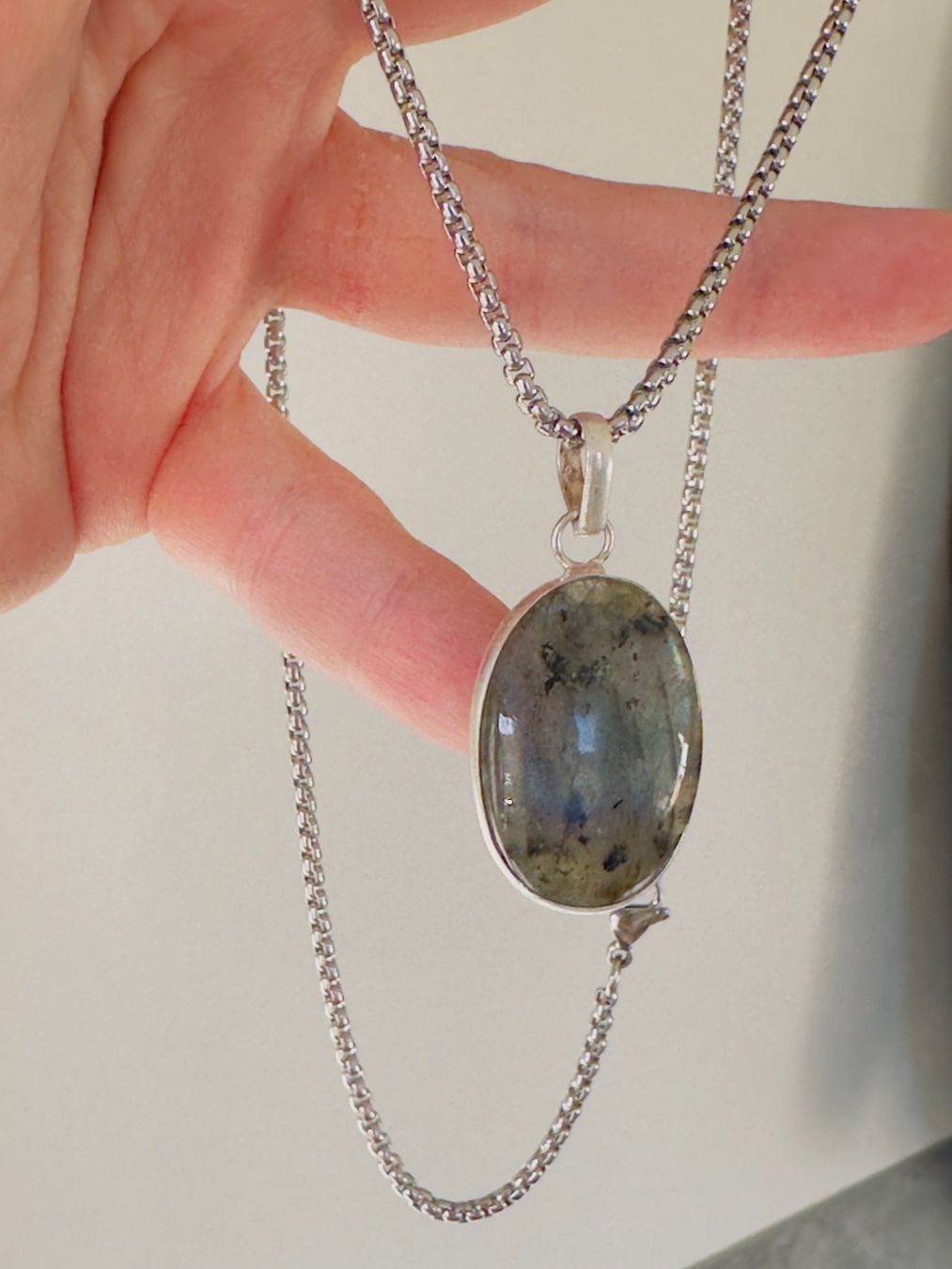 Ketten: Fashionable labradorite necklace – Neu und originalverpackt aus Genève von AGBERG 9