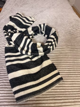 Kuscheliger XXL Schal, schwarz/weiss gestreift ZARA