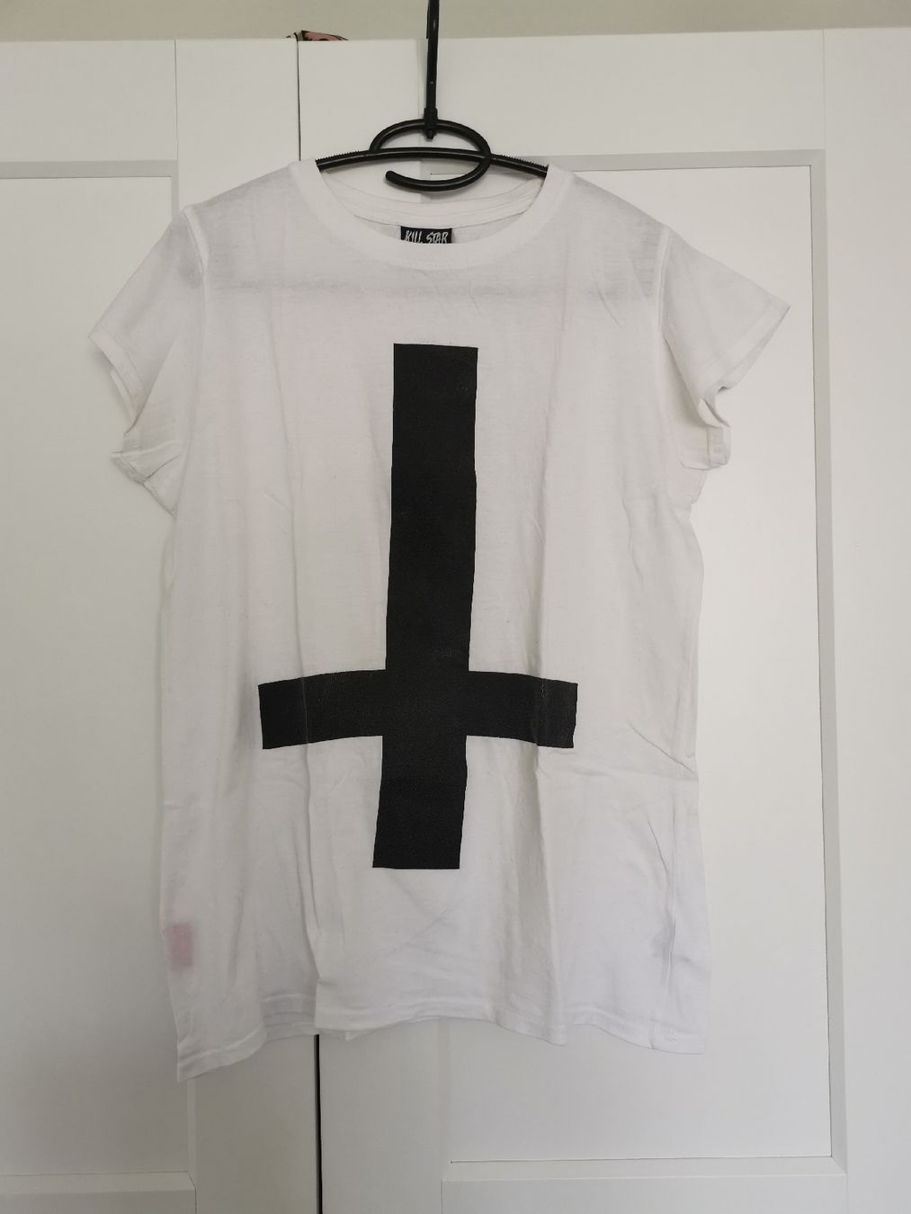 T-shirt: Inverted Cross Shirt – Usato da Zürich venduto da Immoertel