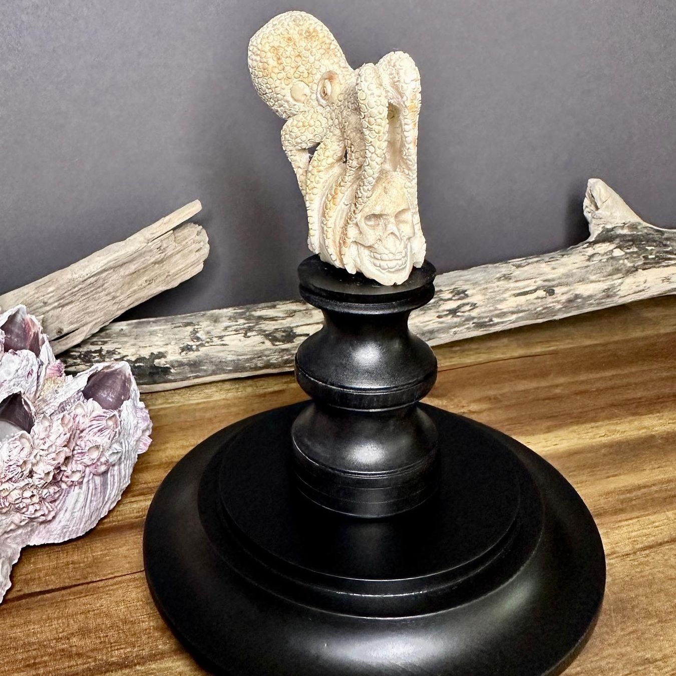Tutte le decorazioni: Pieuvre sur tête de mort – Nuovo e nell'imballaggio originale da Biel/Bienne venduto da Dragonpandora 1