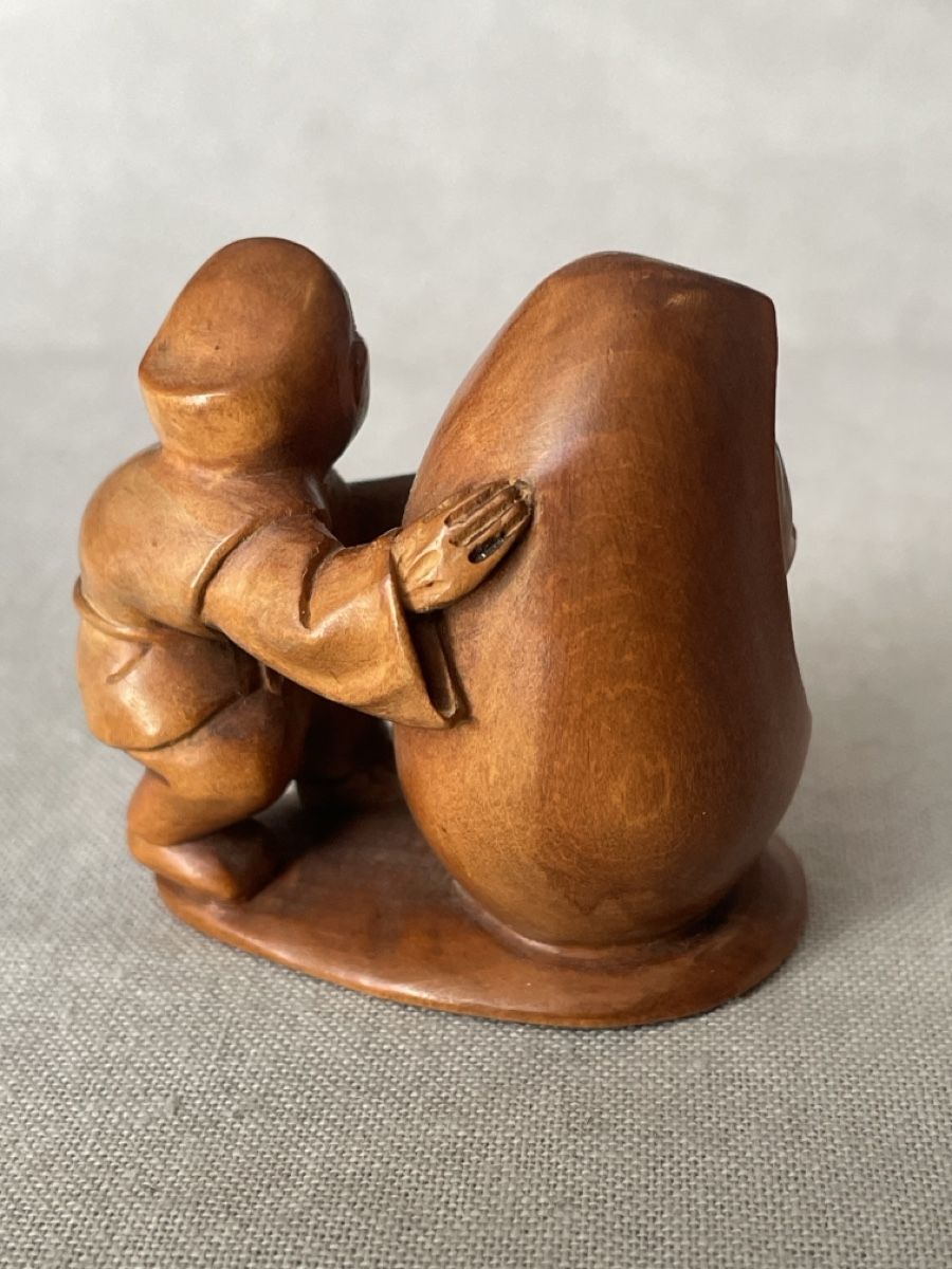Statuette: Netsuke Holz, Junge mit Daruma signiert – Usato da Embrach venduto da Gauvain1 2