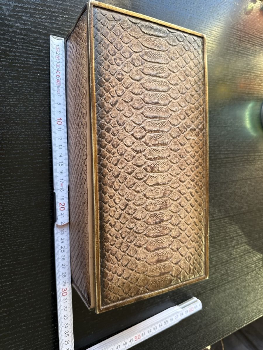 Altro in Decorazioni & Accessori: Vintage Snake Embossed Box - Unique Chic Storage for Your Tr – Usato da Zürich venduto da Jomed6