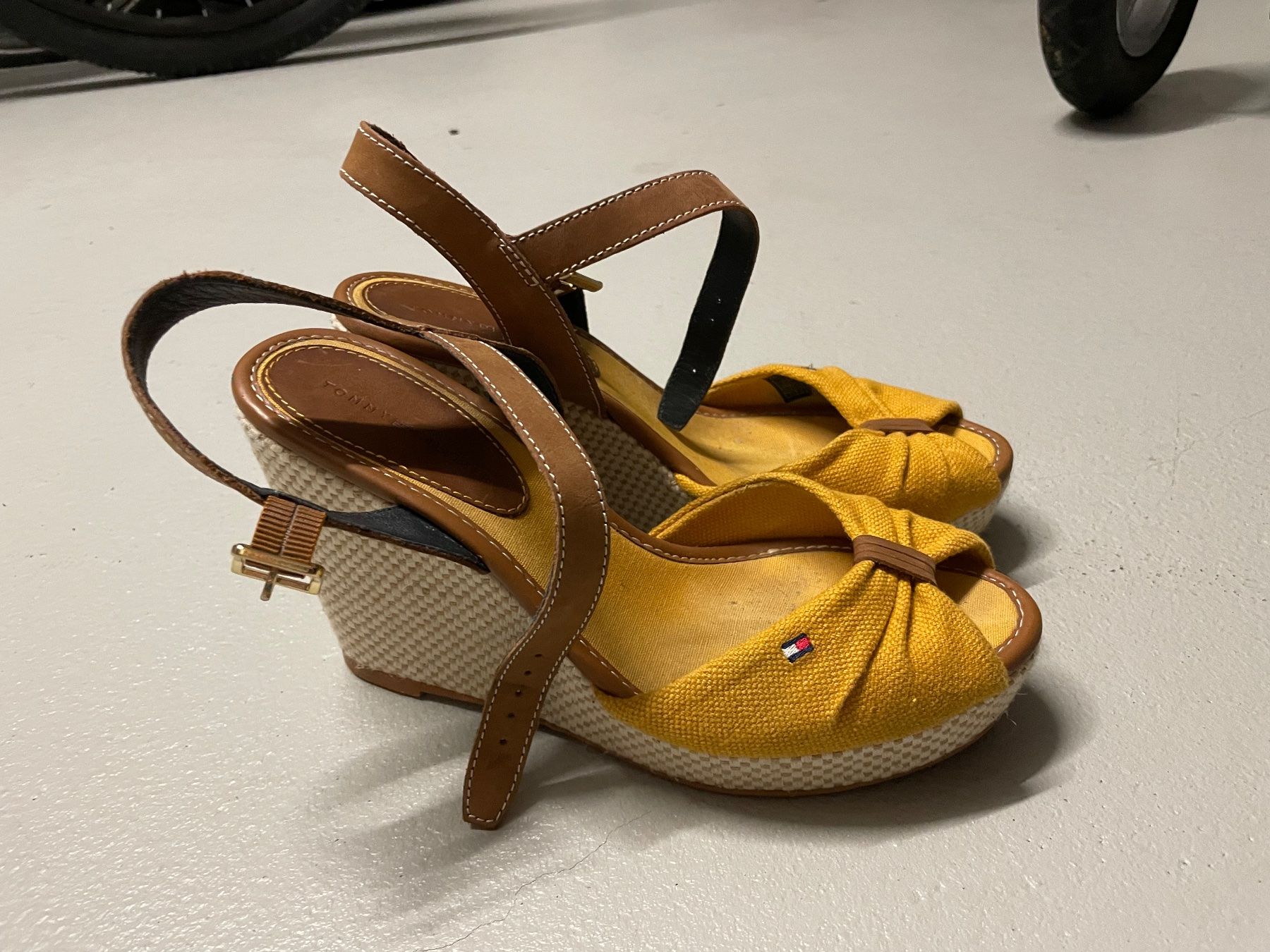 Tommy Hilfiger Damenschuhe: Keilsandaletten Tommy Hilfiger – Gebraucht aus Wallisellen von Rally68