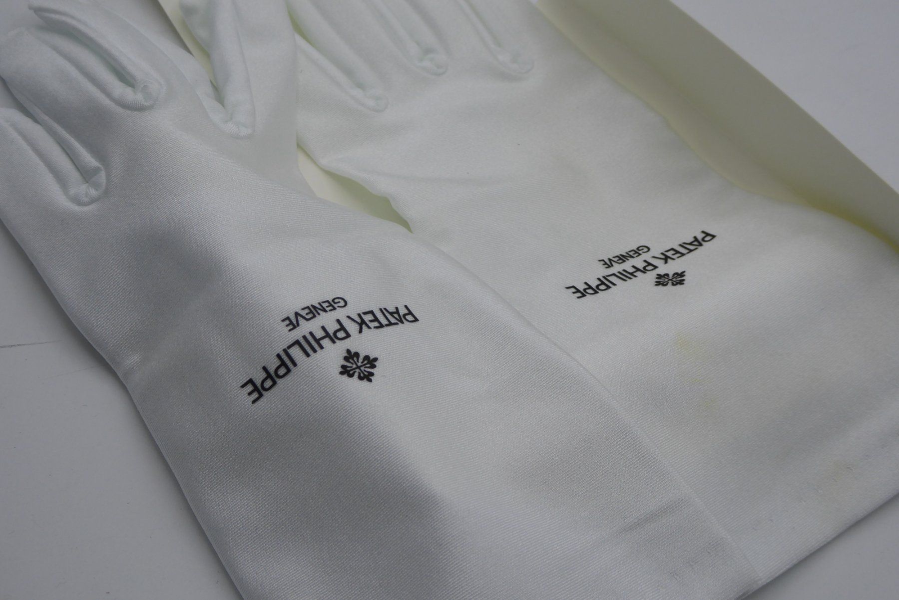 Patek Philippe Guanti & manicotti: Patek philippe gloves white color M Size stretch – Nuovo e nell'imballaggio originale da Geneve venduto da adr_xk6n 3