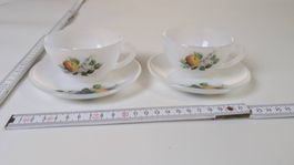2 Stk. Süsse Milchglas Tassen mit Pfirsich Dekor & UT