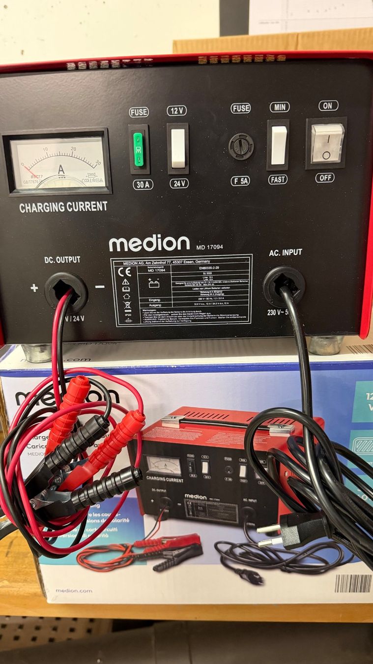 Chargements: Medion Autoladegerät 12/24Volt – D'occasion à Sünikon par Rpf