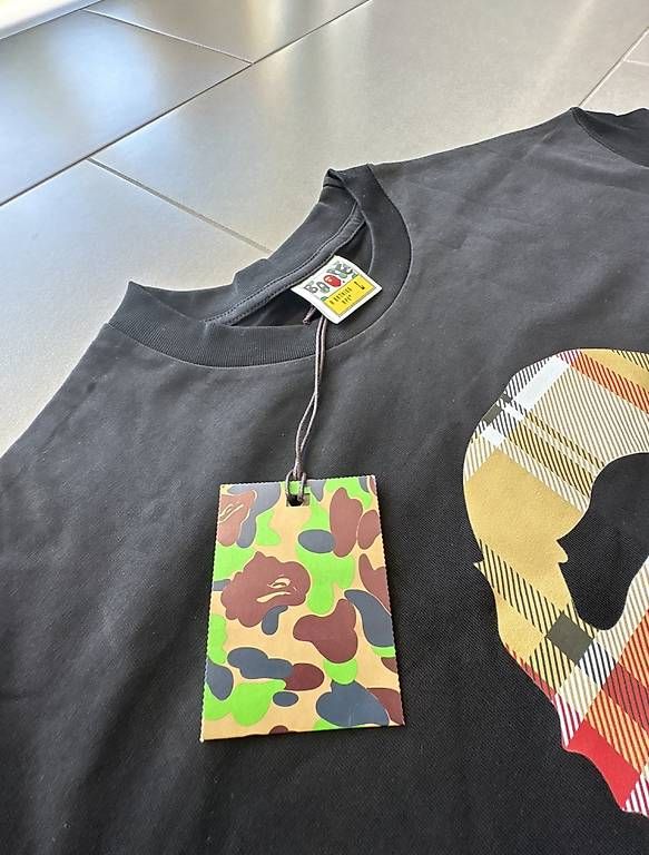 T-shirts: Bape tshirt Burbery  – Neuf avec emballage d'origine à Liestal par Adriennsely 1