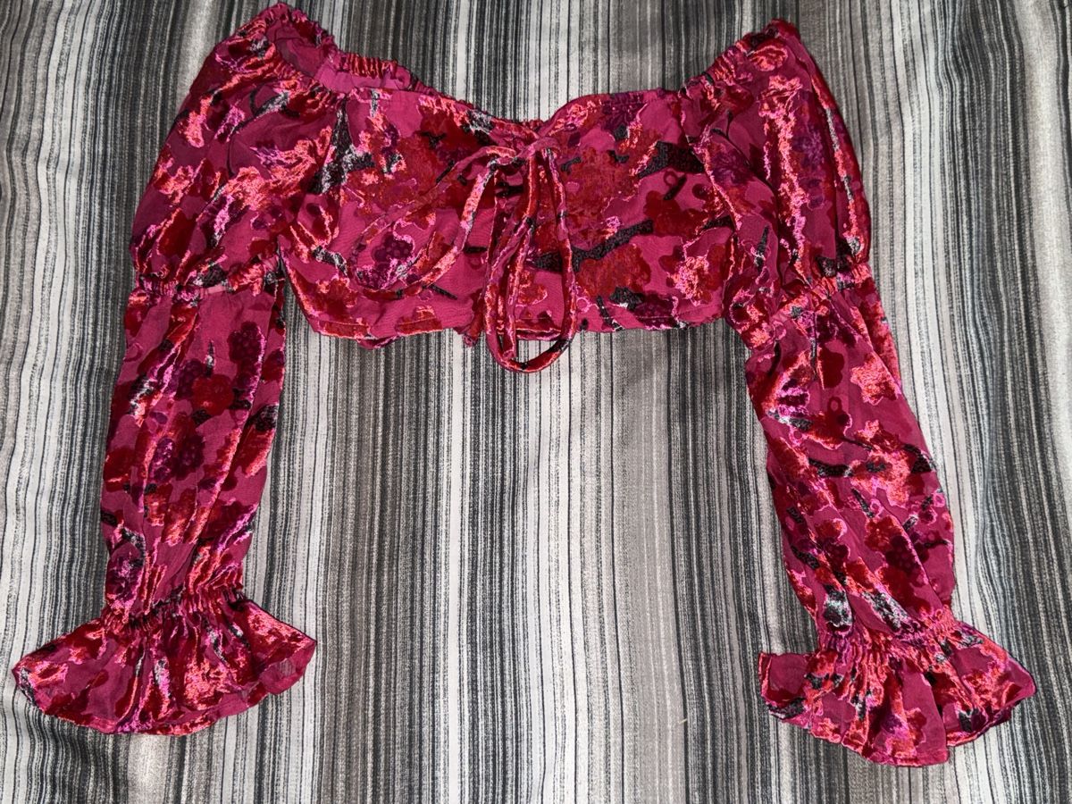 Top: Damen Top Langarm Rot Blumenmuster  – Usato da Schlieren venduto da kle_dis