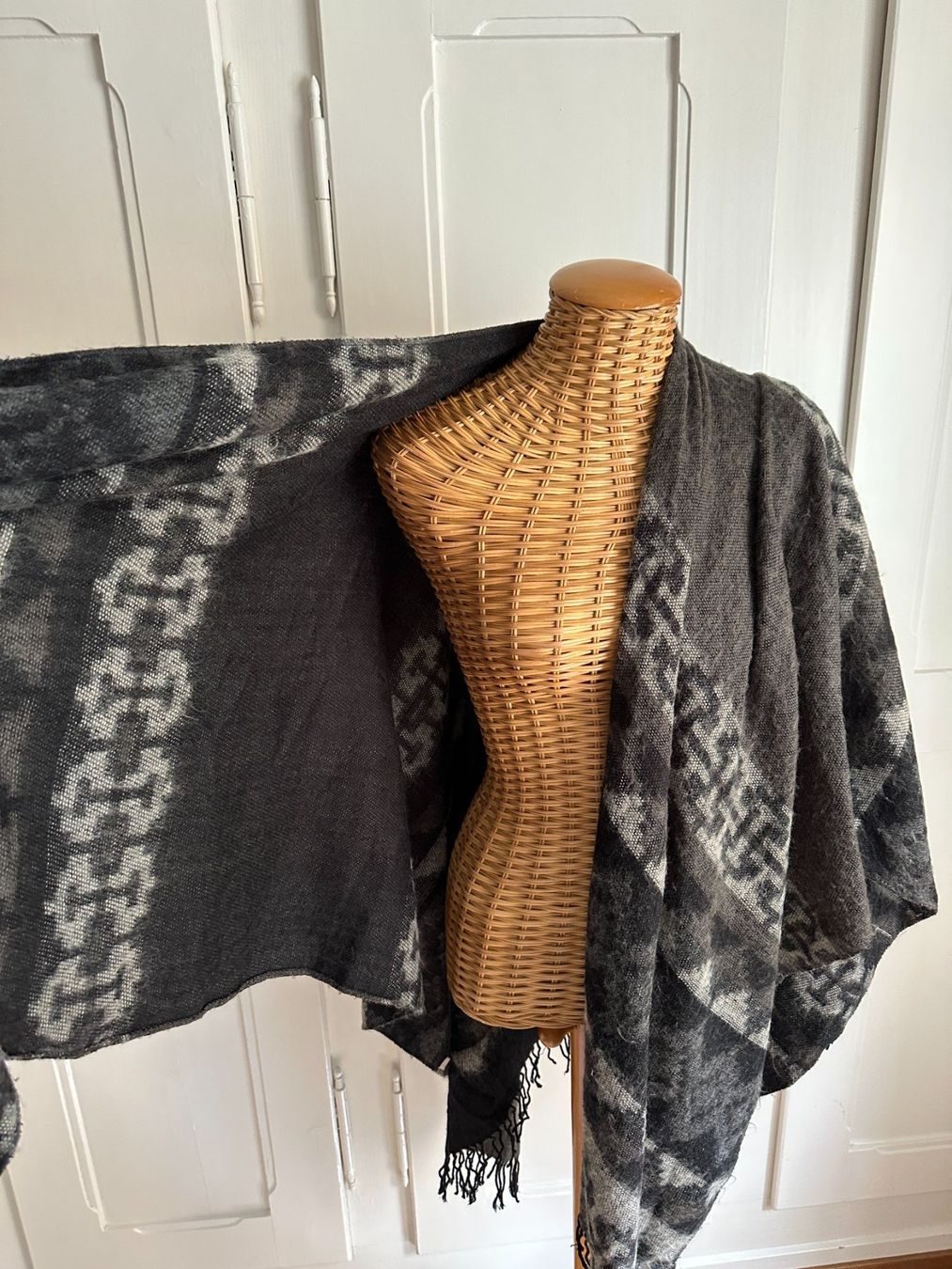 Autres vêtements femmes: Strick Cape Umhang grau-schwarz S – D'occasion à Zürich par Diazaio 2